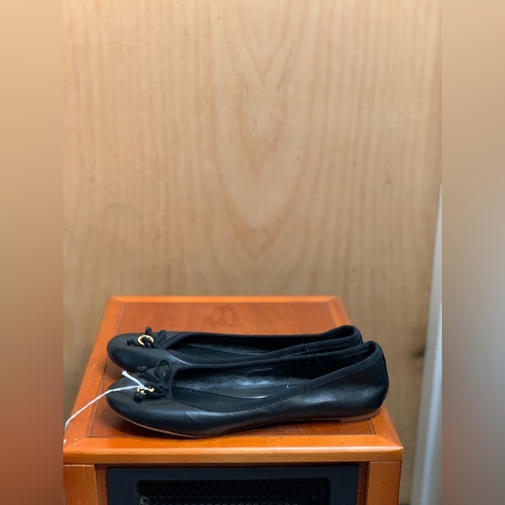 Tory Burch Black Leather Bow Ballet Flats.     Size-6M - Picture 3 of 6